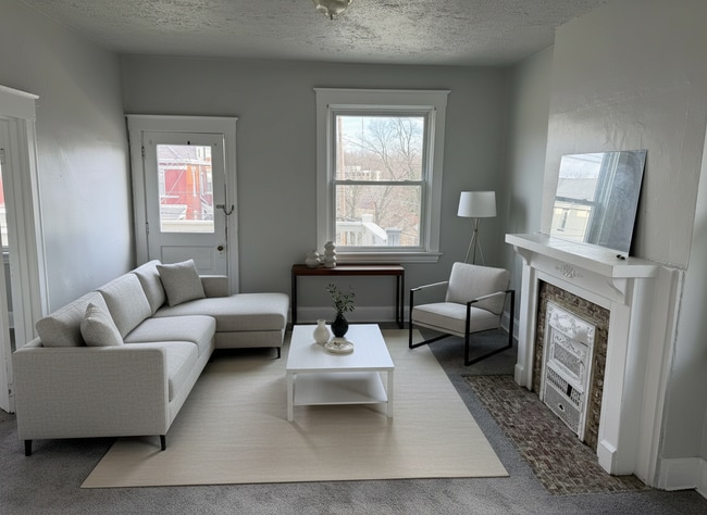 Sala de estar del segundo piso - 2025 Burnet Ave Unidad 2