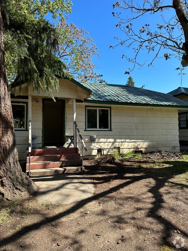 Building Photo - 2 Bedroom House Recently Updated