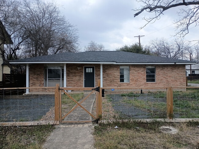 Room in Single Family Home on N PanAm Expy