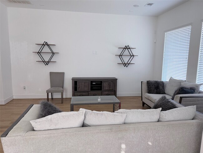 Photo - 5928 Conley St