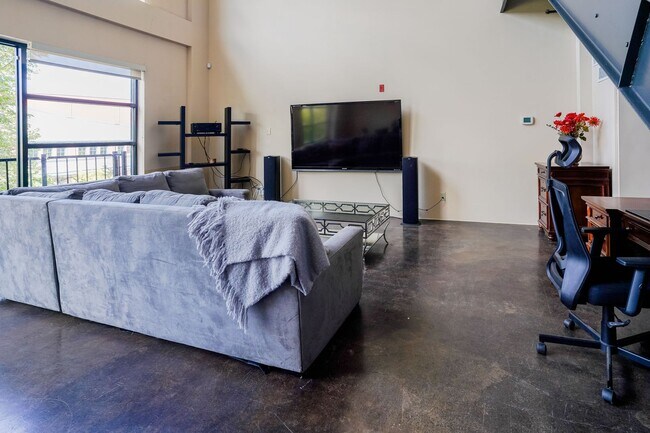 400 E Main St Unit 300