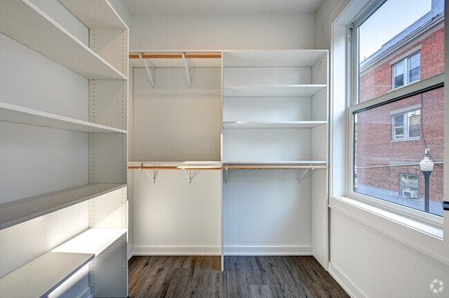 2BR, 2BA - Walk-in Closet