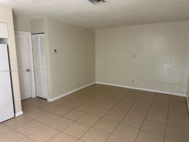 Photo - 214 SE 8th St Unit 5
