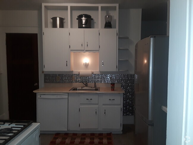 Building Photo - 630 E 6th St Unit 2nd flr Rental