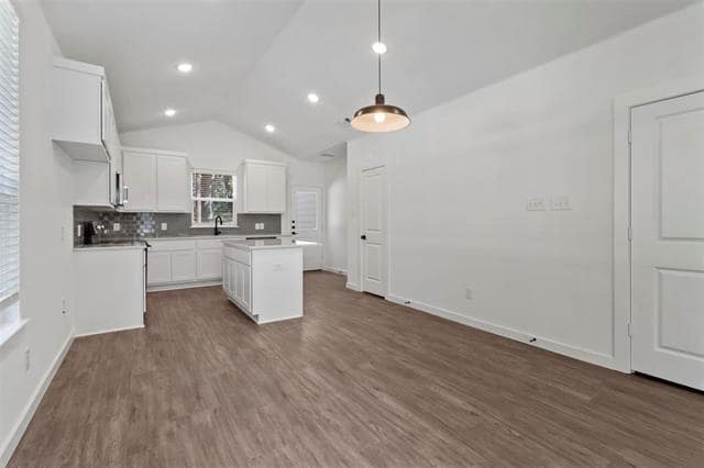 Photo - 719 Maple Row