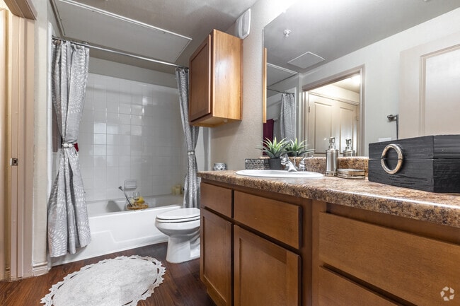 2BR, 2BA - 1,075SF - Primary Bathroom