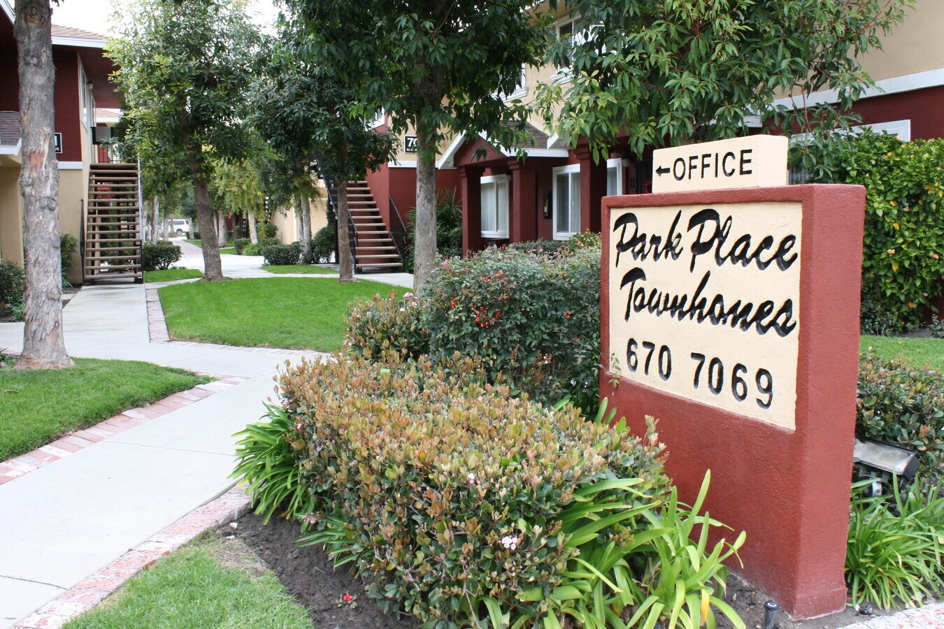 Knott Place Apartments - Park Place Townhomes