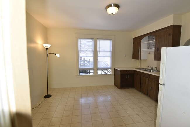 Building Photo - 821 6th St NW Unit #2 South