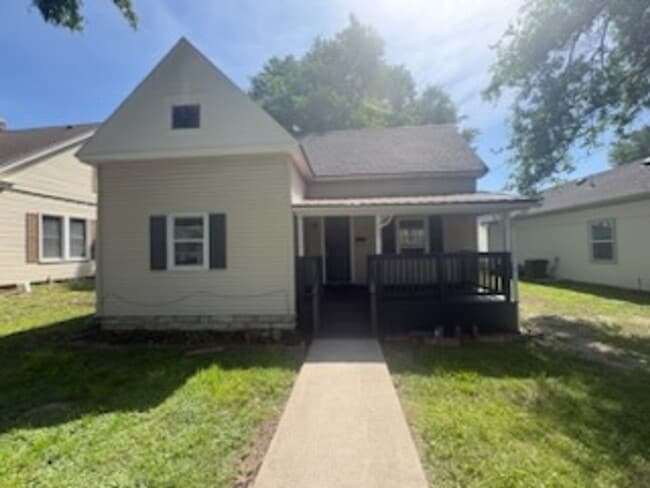Building Photo - 2 Bed 1 Bath Home