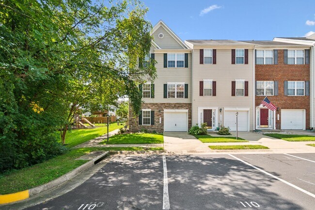 Photo - Stunning end-unit townhouse in the highly ...