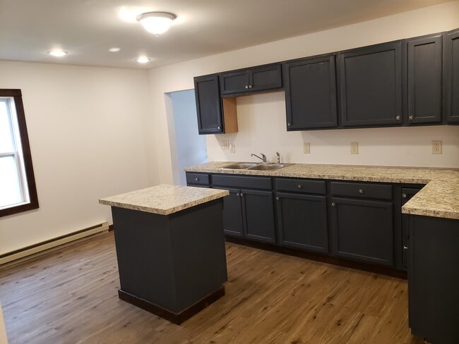 Building Photo - 438 Main St Rental