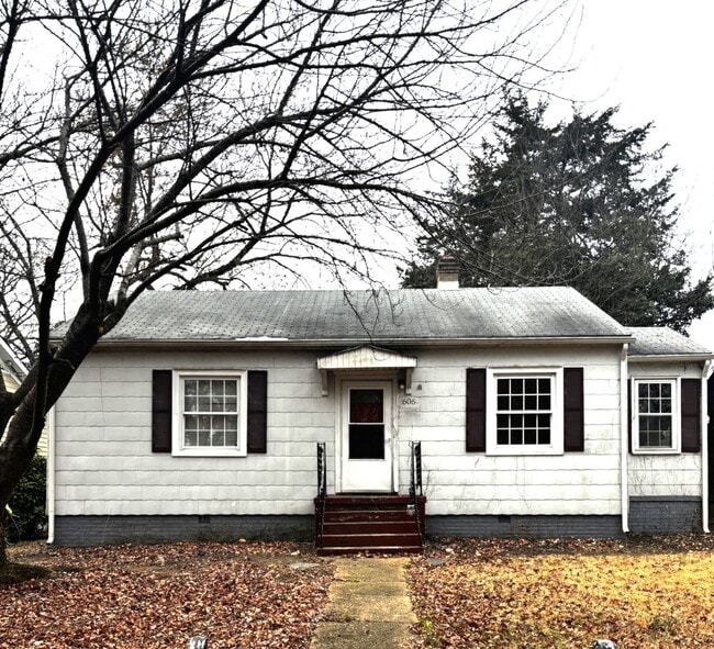 Building Photo - Three bedroom in Forest View