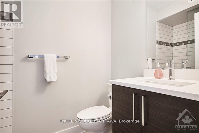 Photo - 569 McLeod St