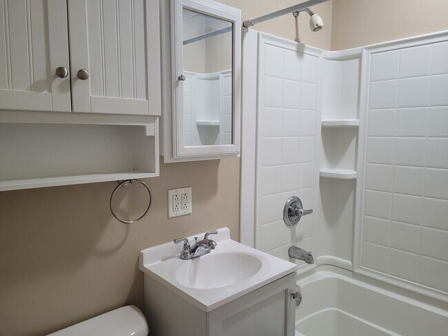 Bathroom - 913 W 5th St S