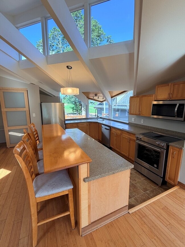 Spacious Home with Office, Studio, Workshop - Endless Possibilities!