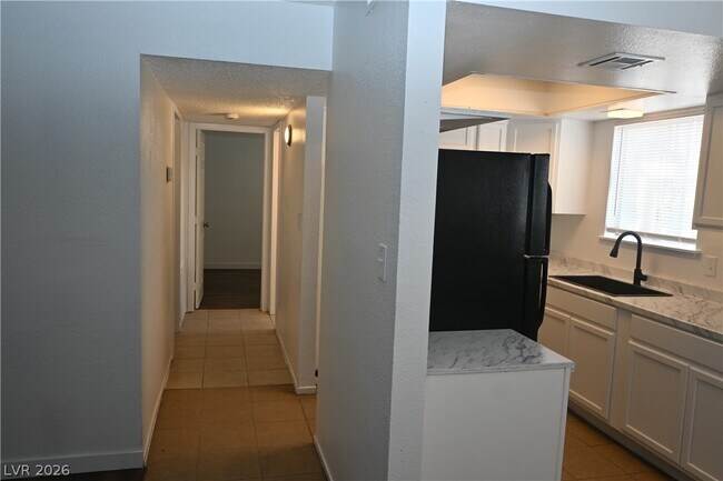 Photo - 2301 Stewart Ave Unit B