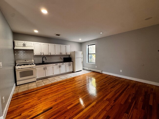 Building Photo - 206 Union St Unit 13