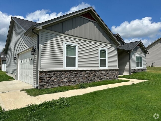 Building Photo - Beautiful newer 3 bedroom 2 bath home in S...