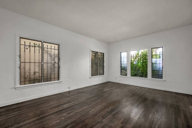 Photo - Sunning unit walking distance to shops on Fairfax Unidad 02