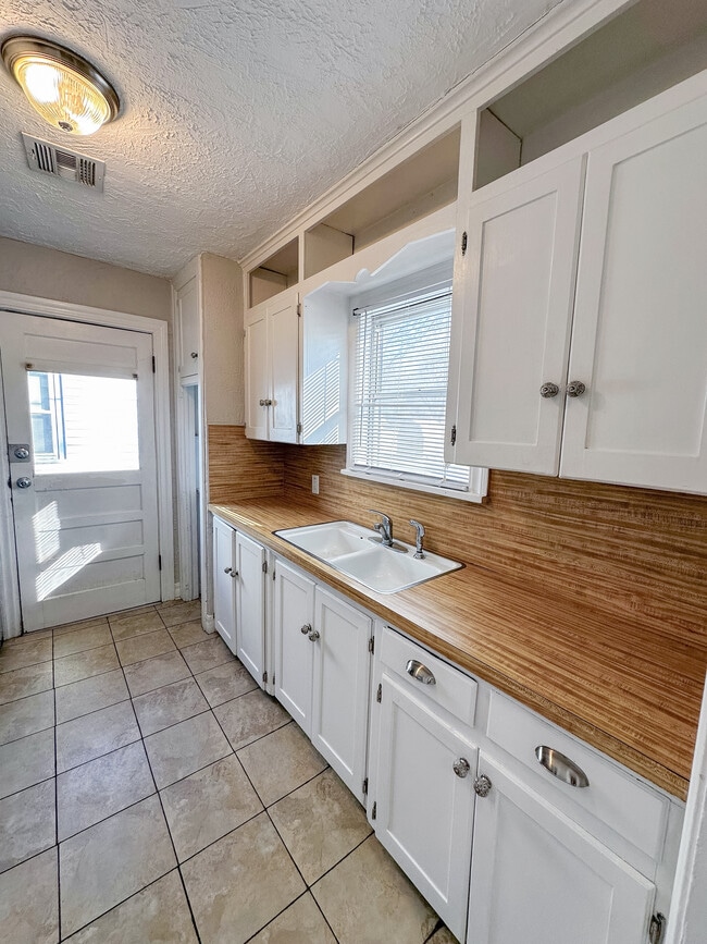 Photo - 835 NW 17th St