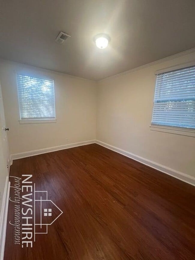 Photo - 208 Crestfield Rd