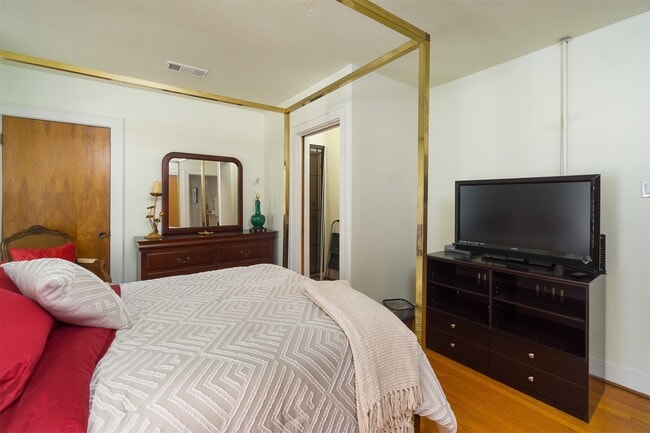 Building Photo - 3602 Ave Q 1/2 Unit UP