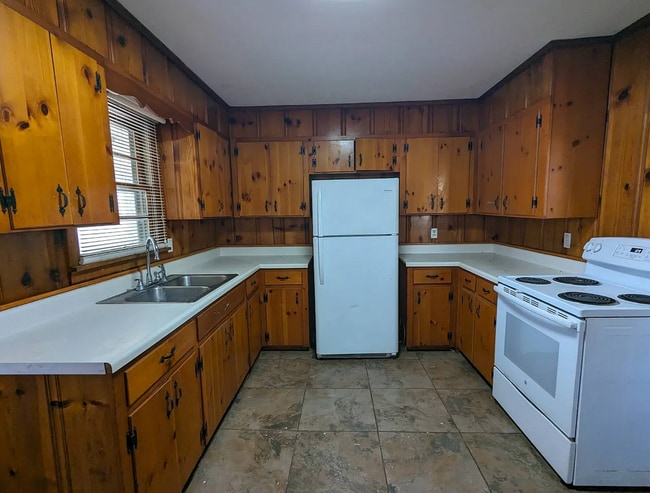 Photo - Charming 3 bed and 2 bath located in Rainbow City