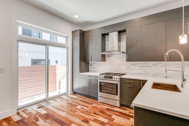 Building Photo - Northern Liberties Townhome with Parking