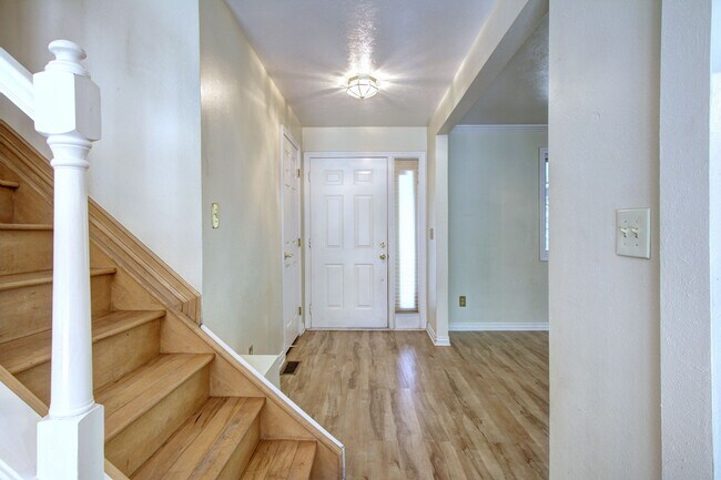 Photo - 3 bed 2 1/2 bath Tri-level near Downtown C...