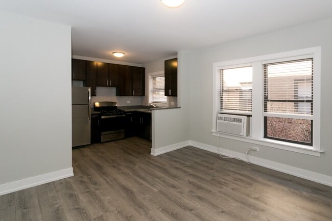 Building Photo - 735 W Brompton Ave Unit J02P