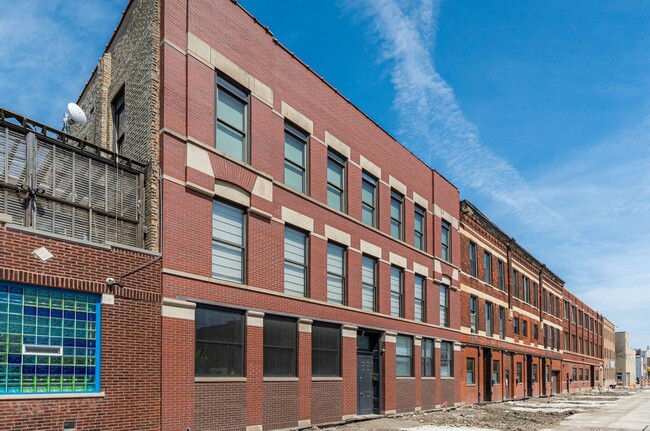 Building Photo - 2120 W Grand Ave Unit D