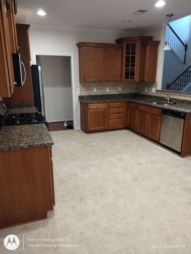 Photo - Beautiful 5 bedroom FOR RENT