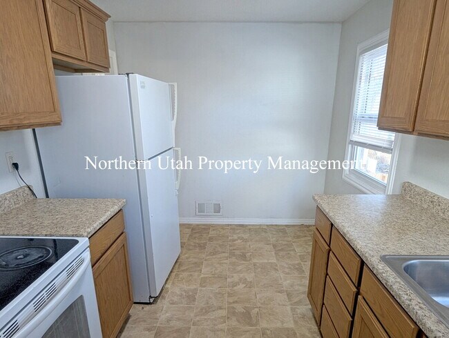 Photo - Upper Unit - 2 Bed 1 Bath Unit Up