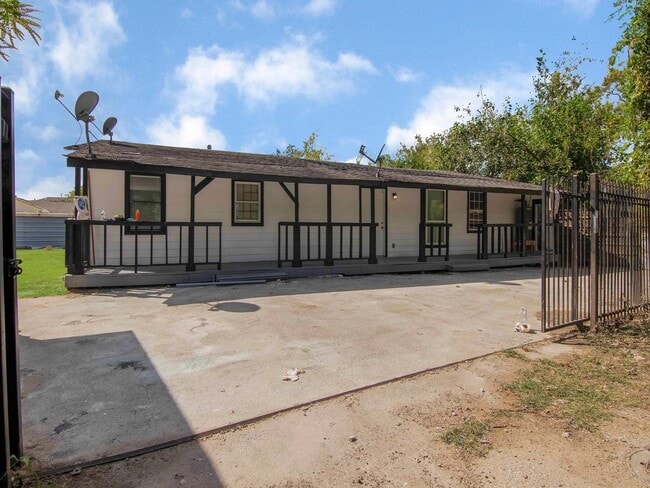 Building Photo - 723 Doverside St Unit 4