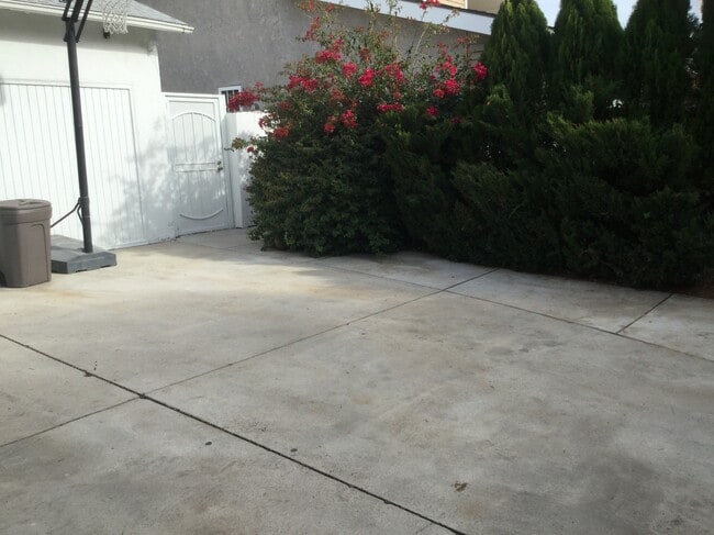 Building Photo - 20957 Community St Rental