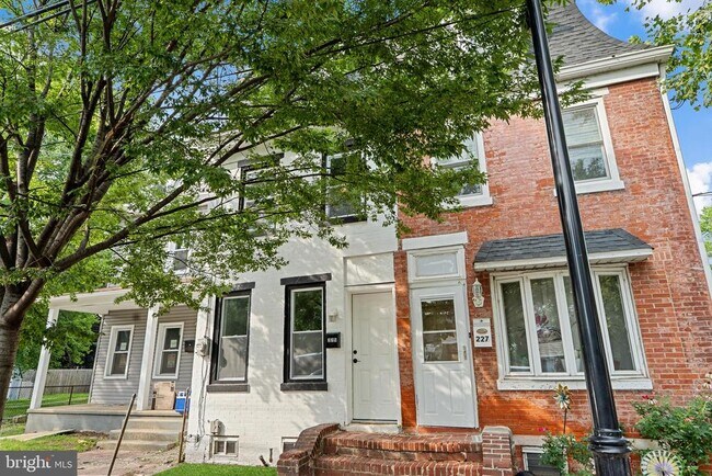 Photo - 225 Market St