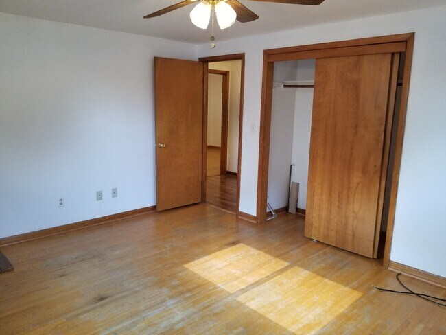 Master Bed Room - 13 Fairelm Ln Unit 1