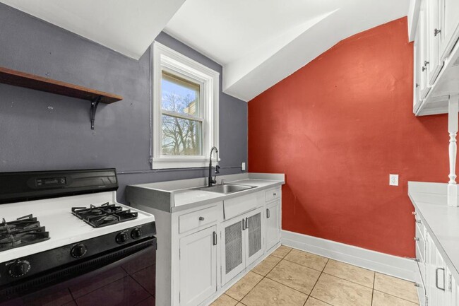 Building Photo - 338 W 10th St