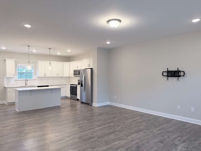 Like-New 3BR Townhome with Finished Bonus Level & 2-Car Garage - North Asheville