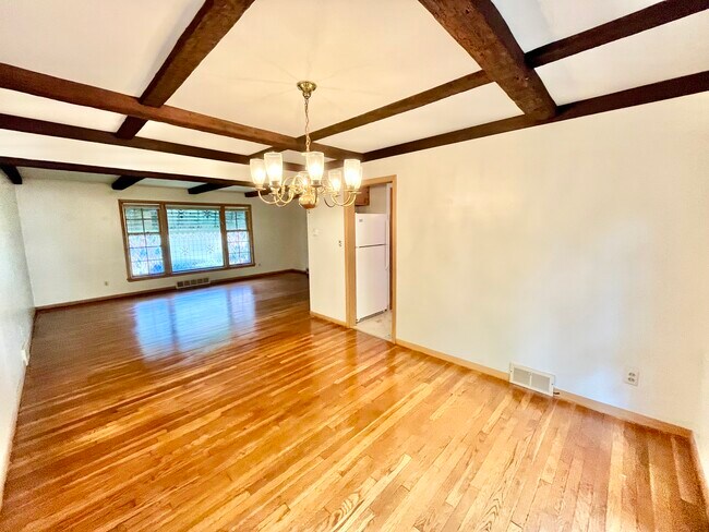 Photo - 2463 Derbyshire Rd