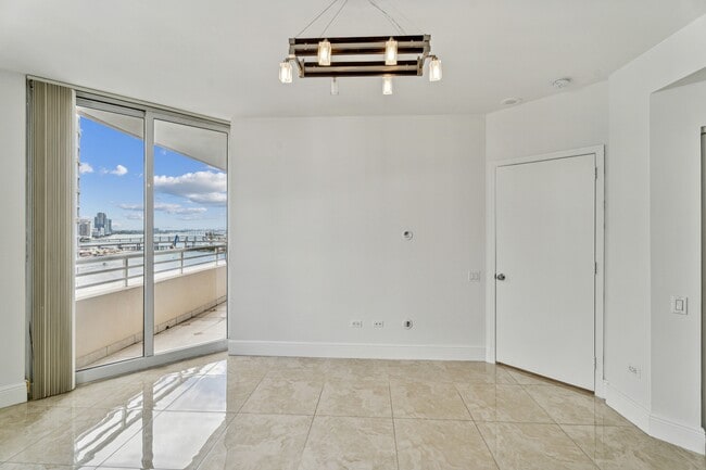 Photo - 808 Brickell Key Dr Unidad 2207