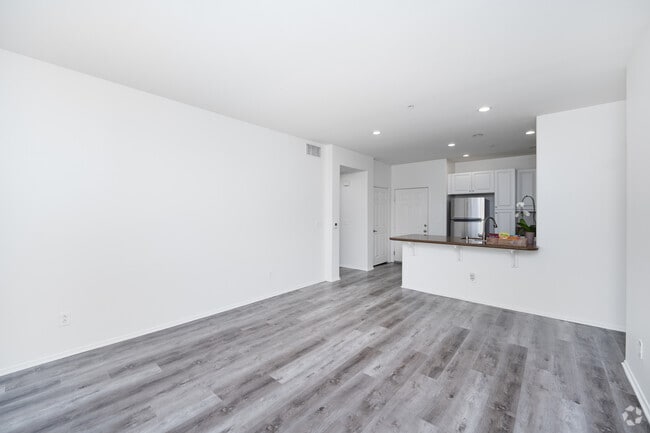 2BR, 2BA - 1007SF - Living Room