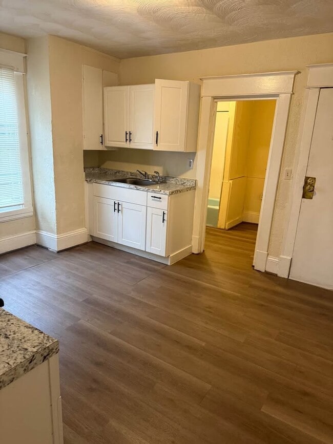 Photo - 668 Montrose Ave SE Unidad B