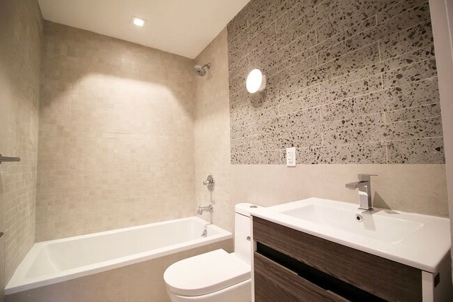 Photo - 223 E 96th St Unidad 1A