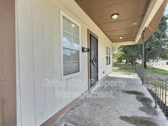 Photo - 1446 N Hollywood St