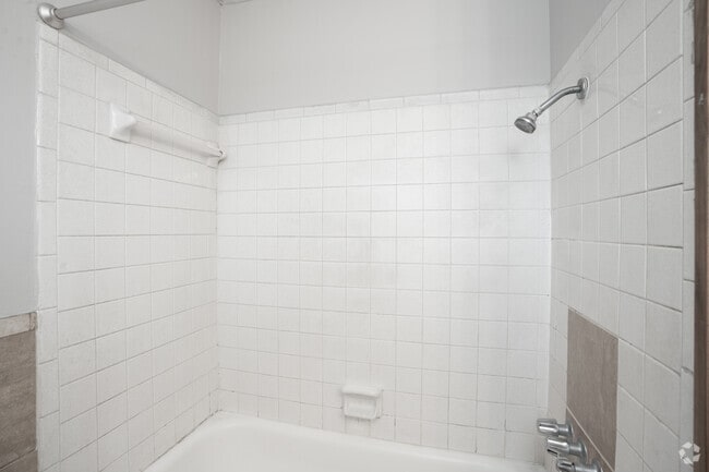 1BR, 1BA - 580SF - Bathroom