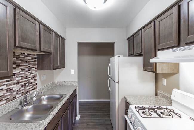2BR, 1BA - 774 SF