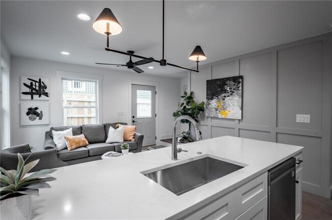 Photo - 465 Hemlock Cir SE