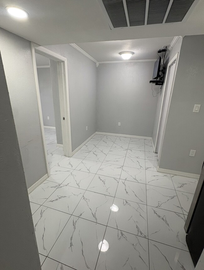 Building Photo - 545 SW 10th St Unit 3