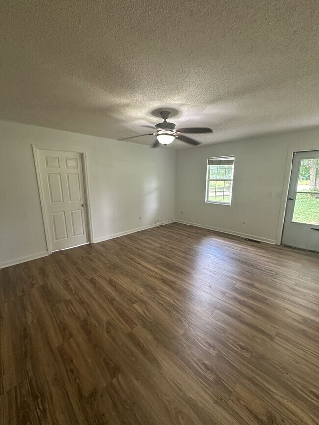 Photo - Quiet 3 Bedroom 2 Bath with Creek Access!! – Pet Friendly!